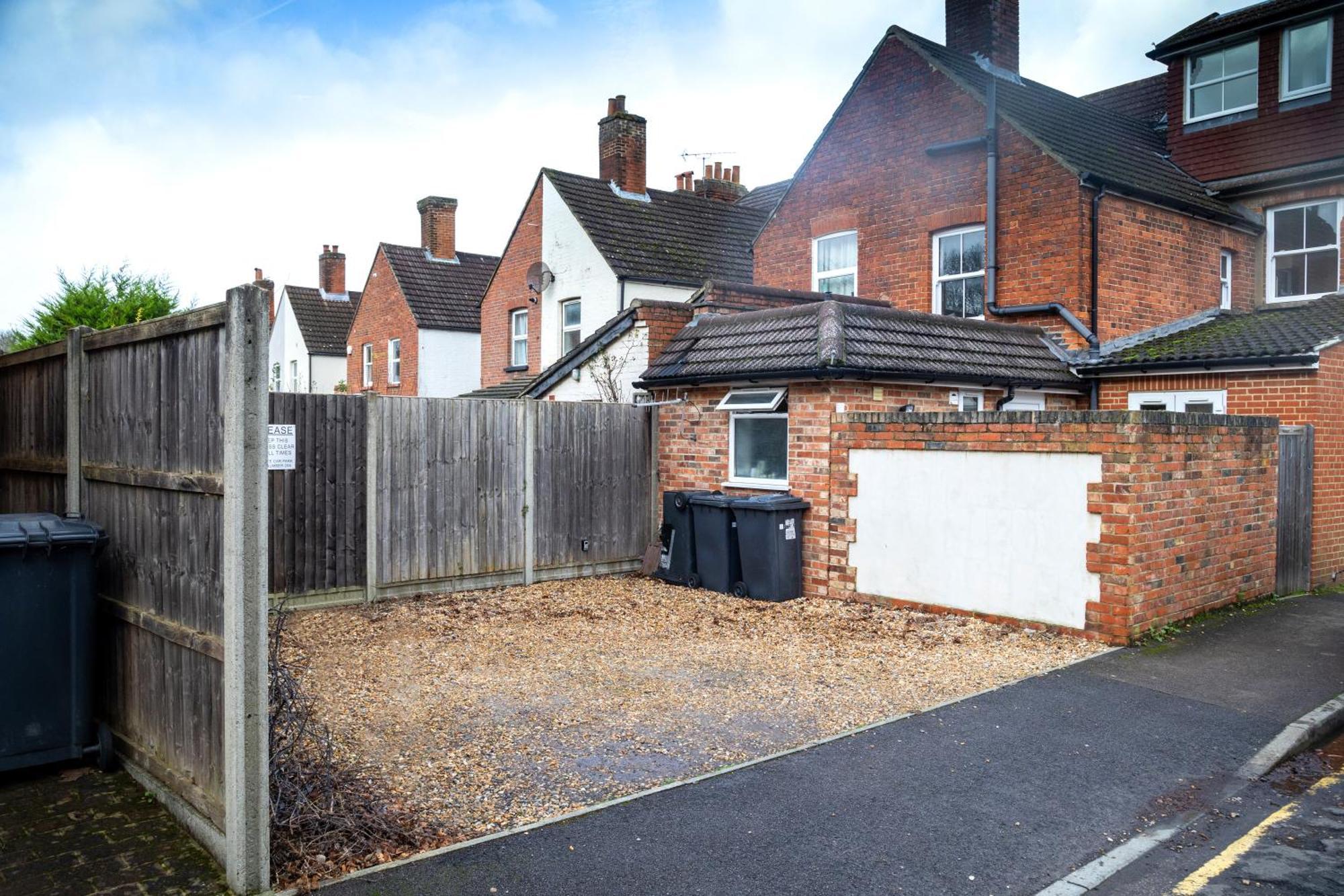 Family Home In Central Guildford With Parking Exterior foto