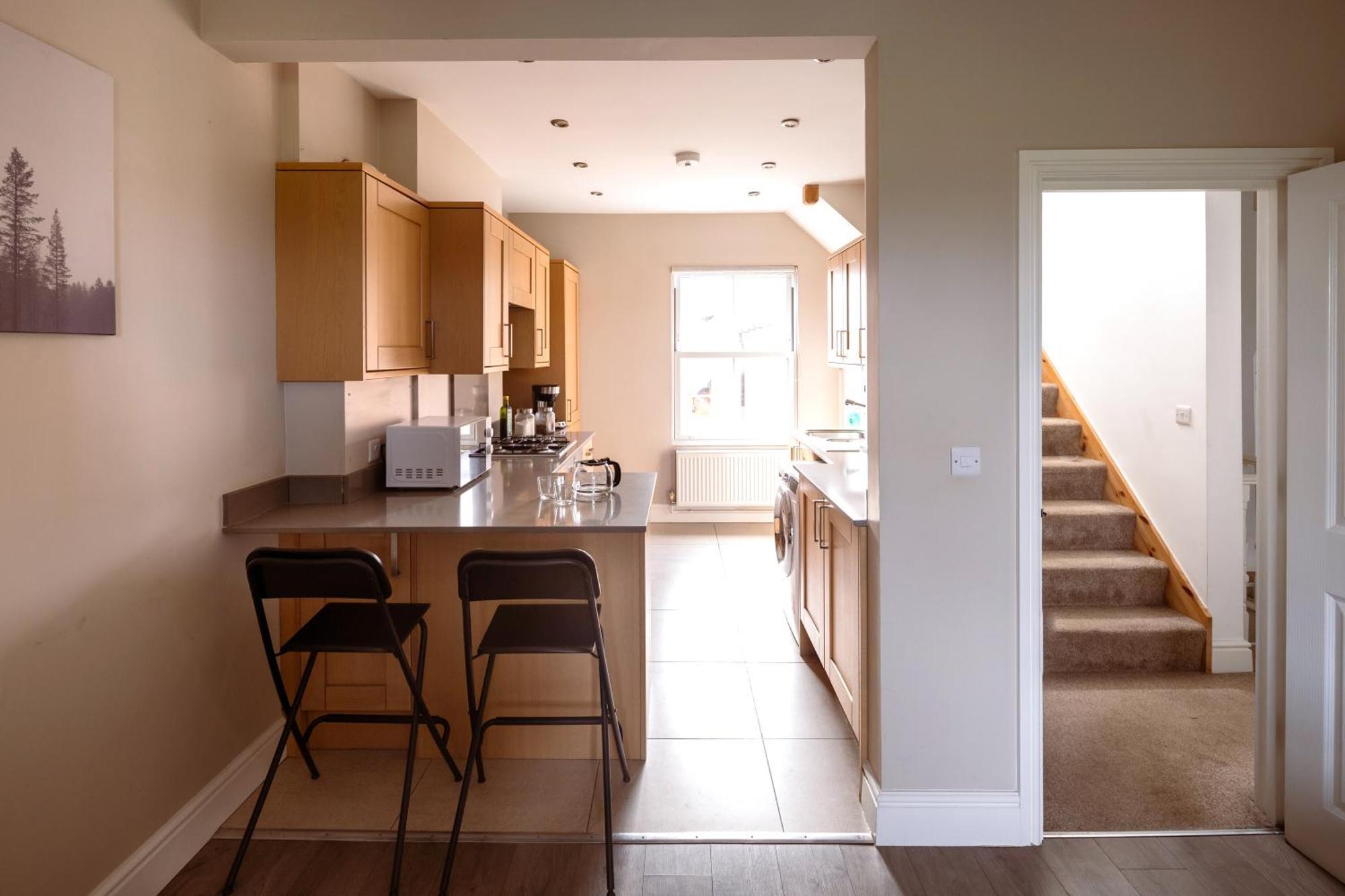 Family Home In Central Guildford With Parking Exterior foto